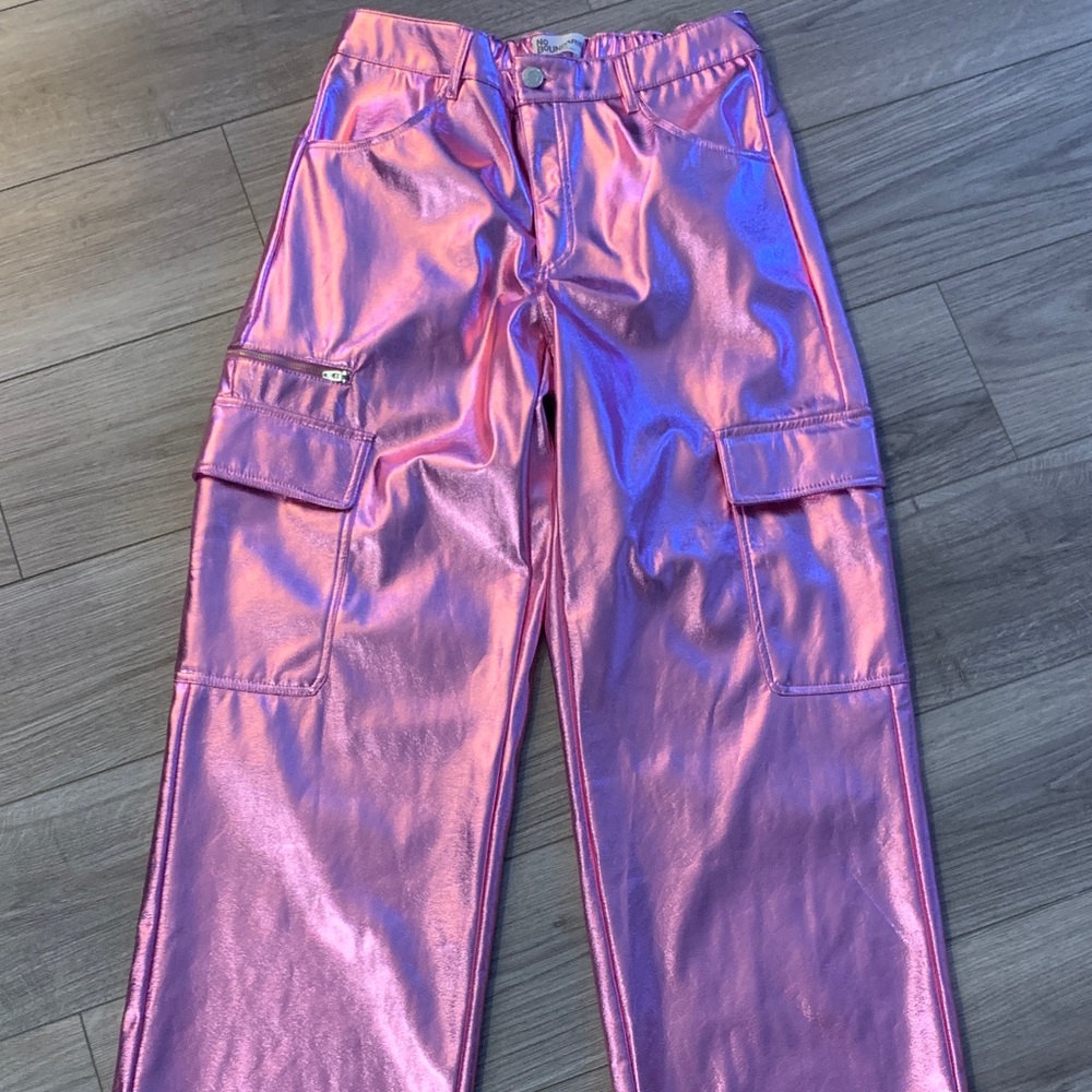 Serving major 90ties vibes - No Boundaries Shimmering Pink Cargo pants!!